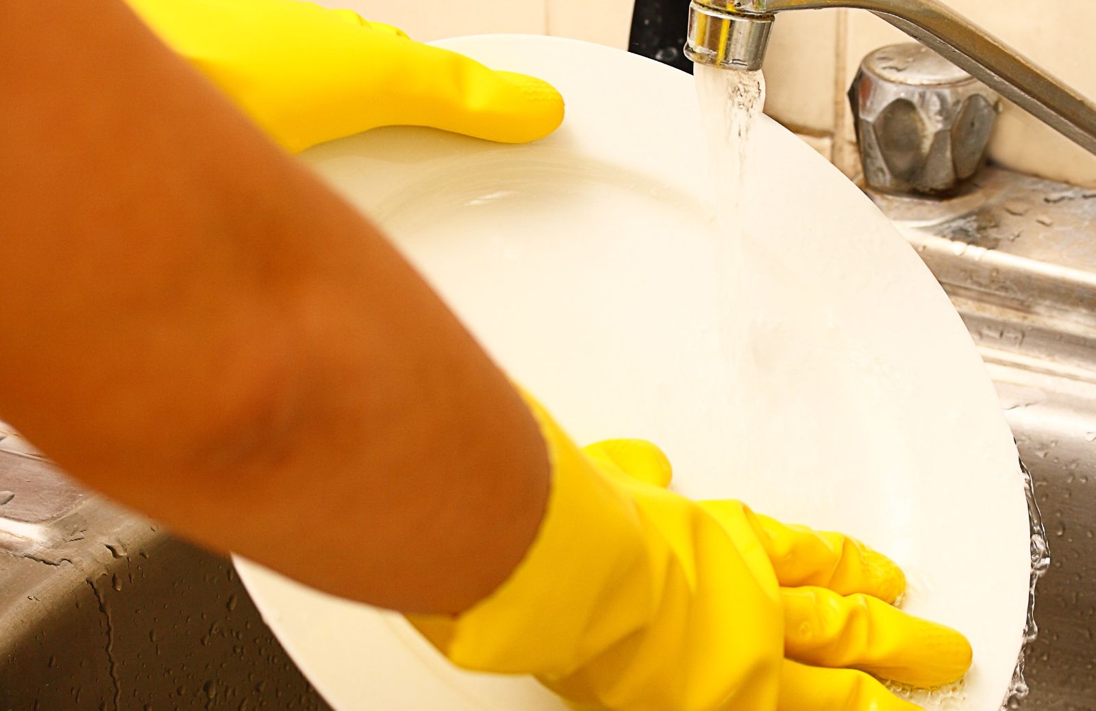 Si consuma più acqua lavando i piatti a mano o con la lavastoviglie?