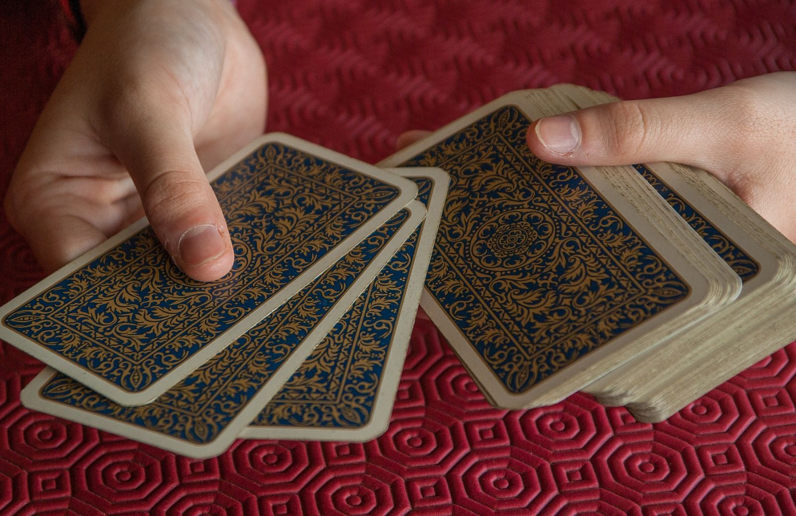 4 trucchi di magia con le carte per bambini