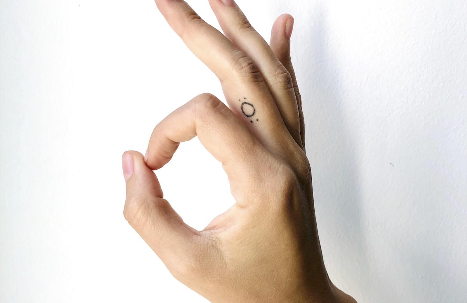 Tatuaggi mani (e dita): 10 idee da copiare