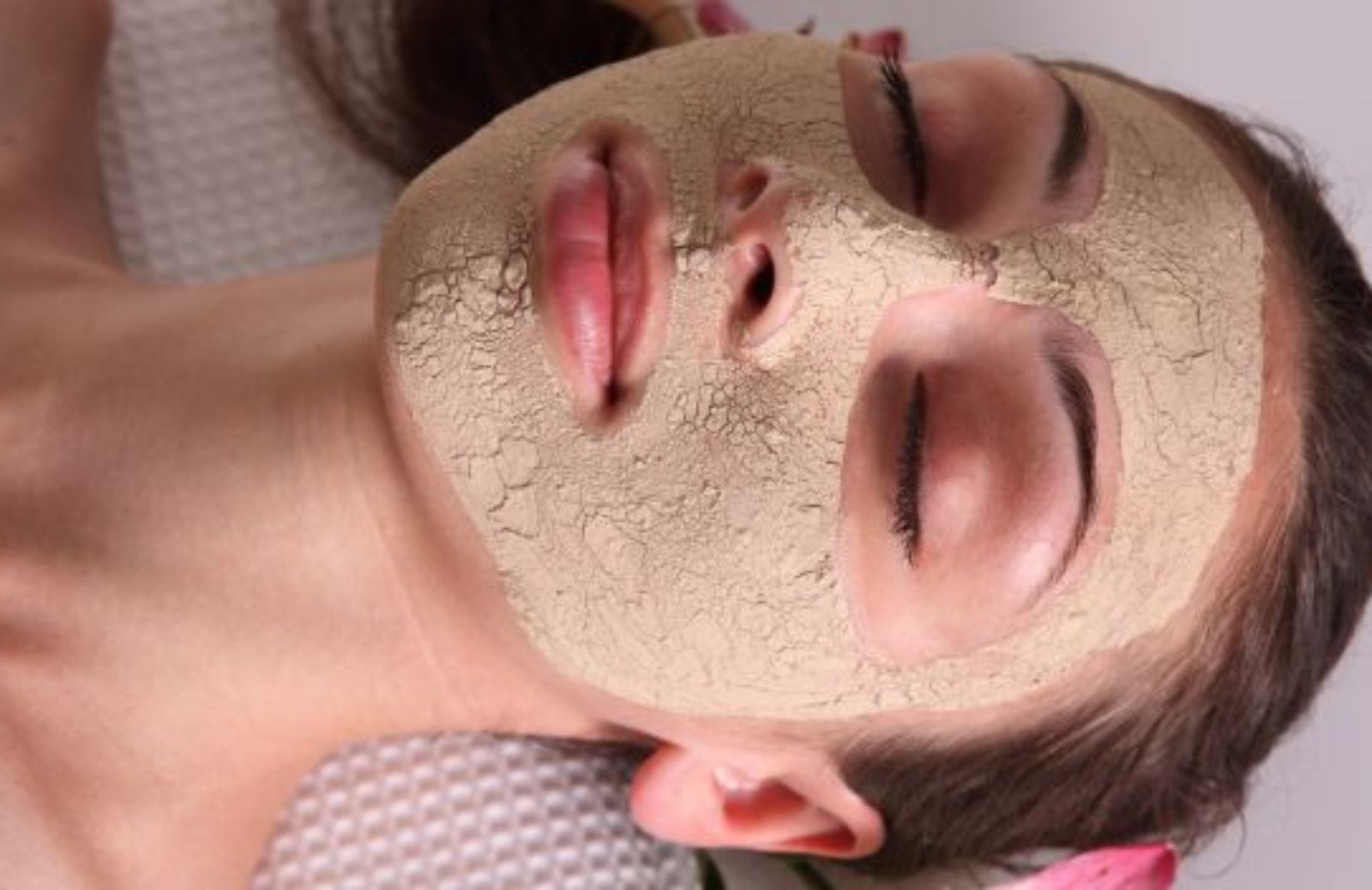 Come preparare una maschera fai da te per pelli arrossate 