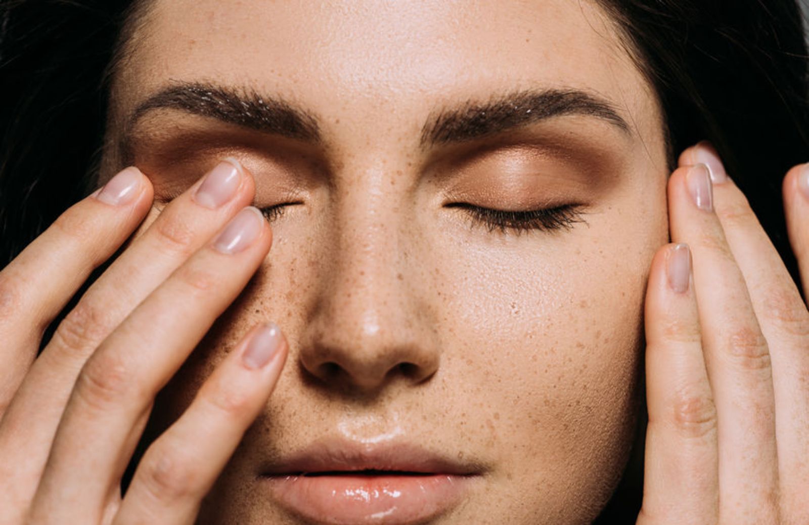 Cura del viso: riconoscere e proteggere la pelle normale