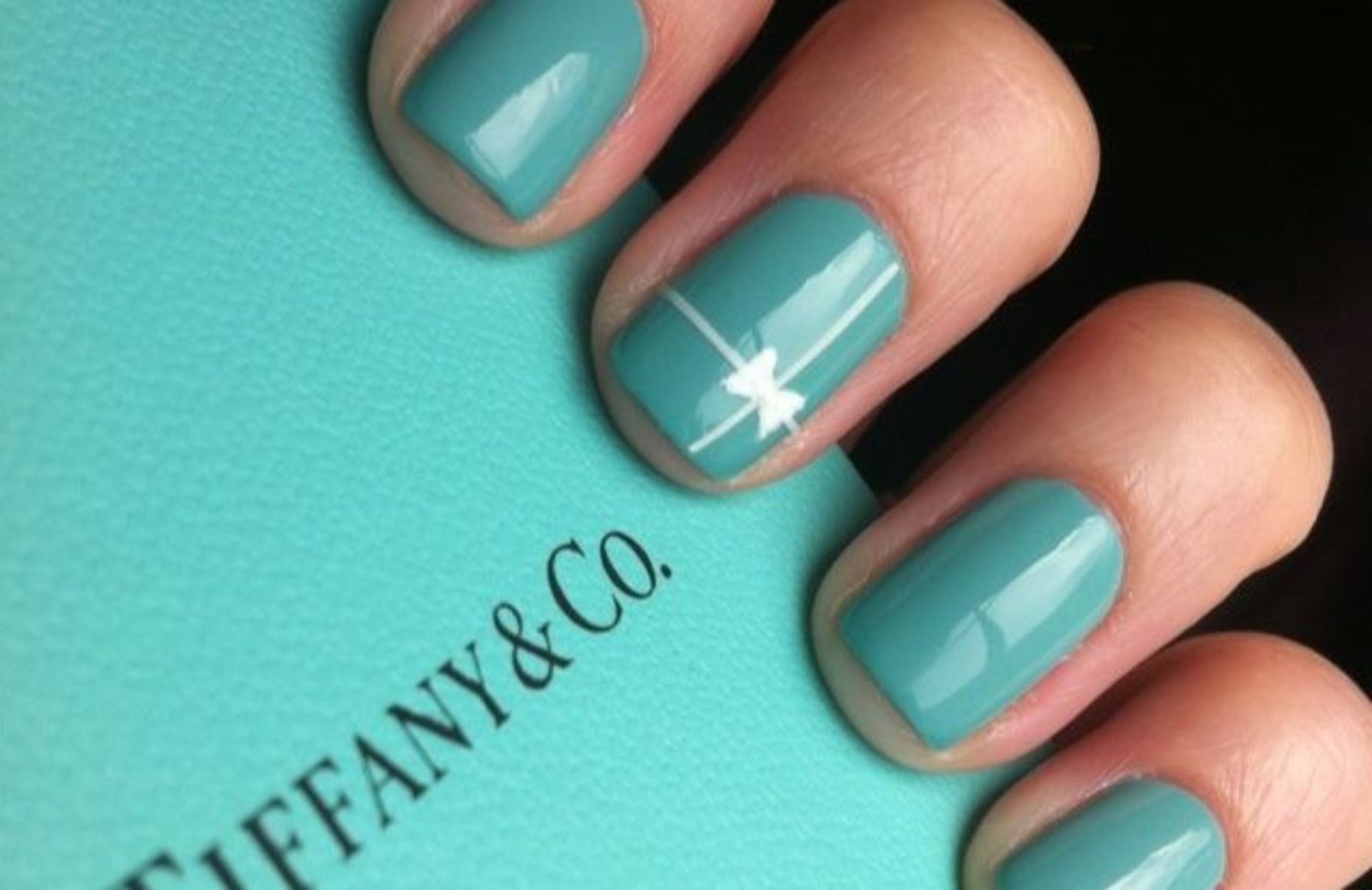 Come realizzare una nail art ispirata a Tiffany & Co.