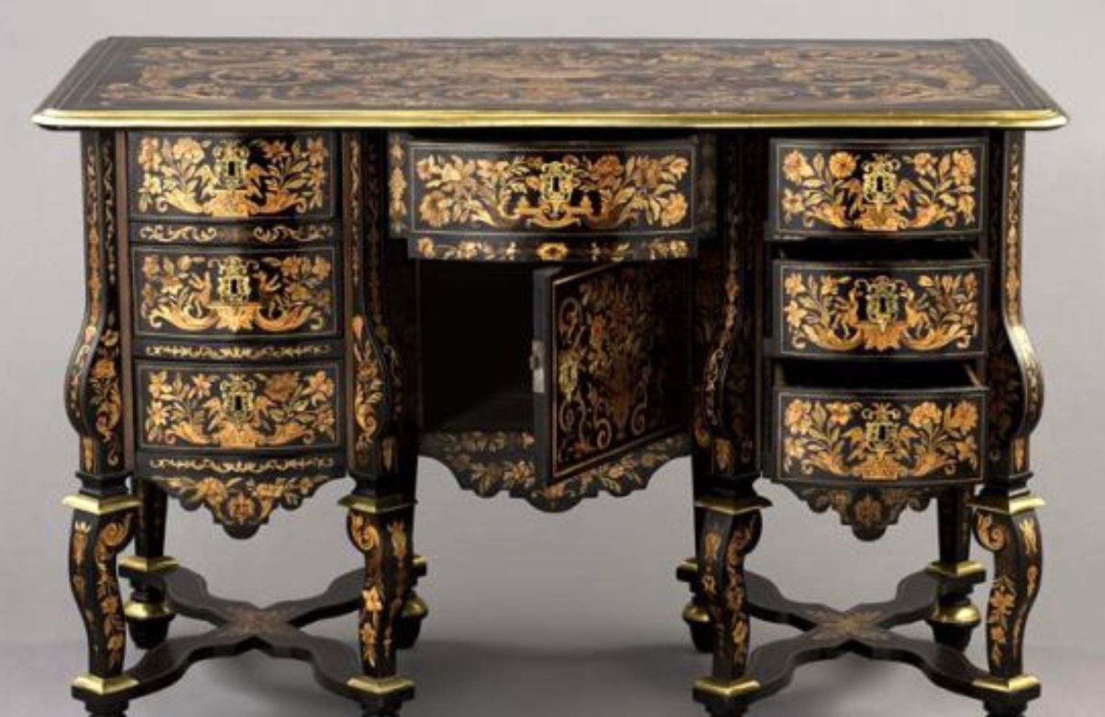 Come riconoscere un mobile antico in stile Luigi XIV