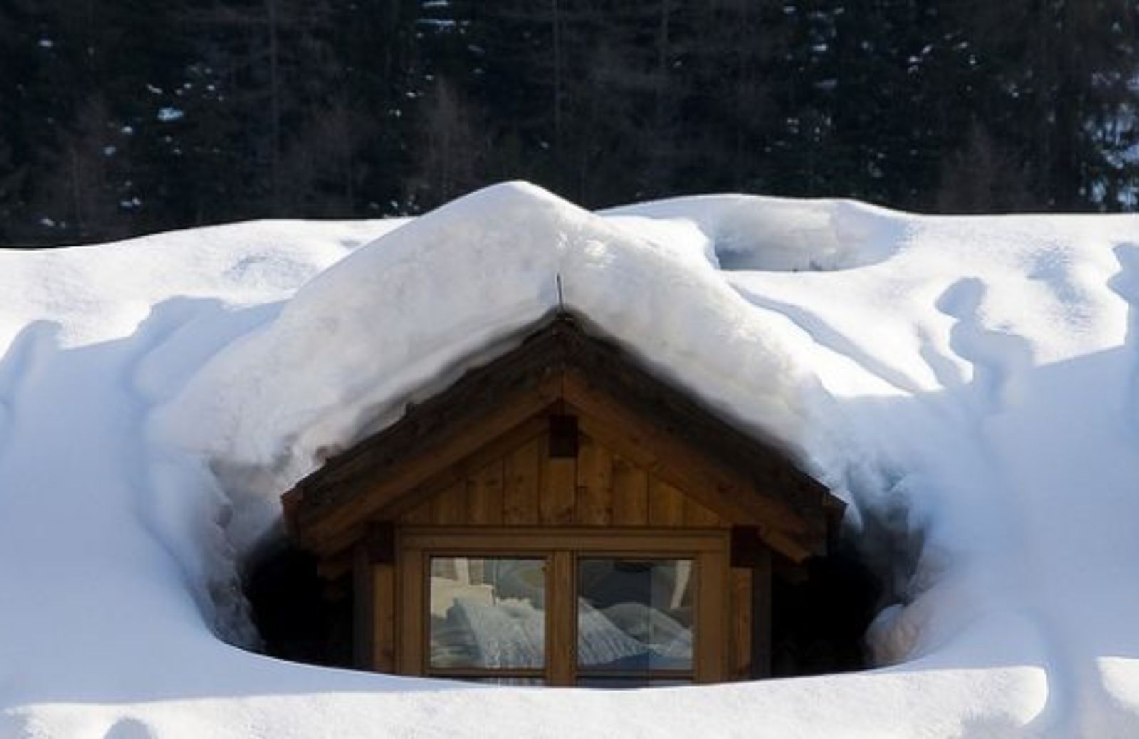 Come eliminare la neve sul tetto di una mansarda