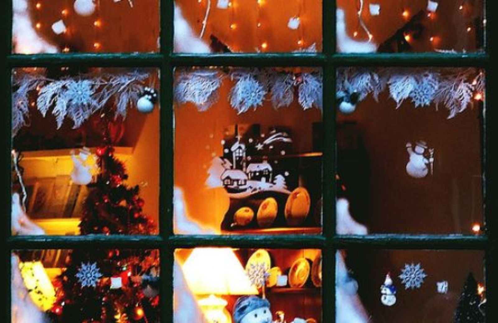 Atmosfera natalizia in casa: le finestre innevate