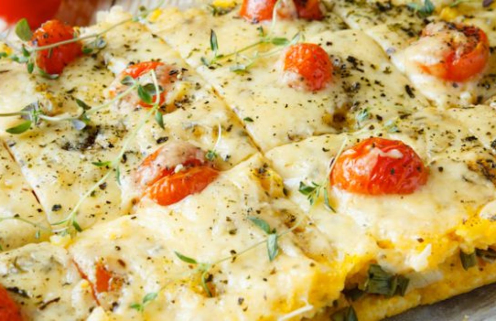 Come fare la pizza di polenta con verdure