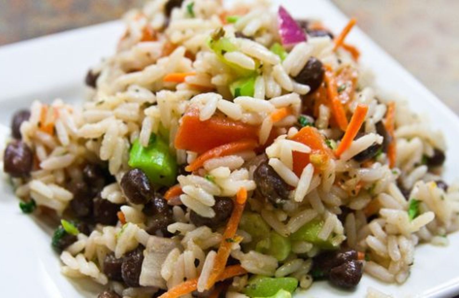 Come fare un'insalata di riso vegetariana