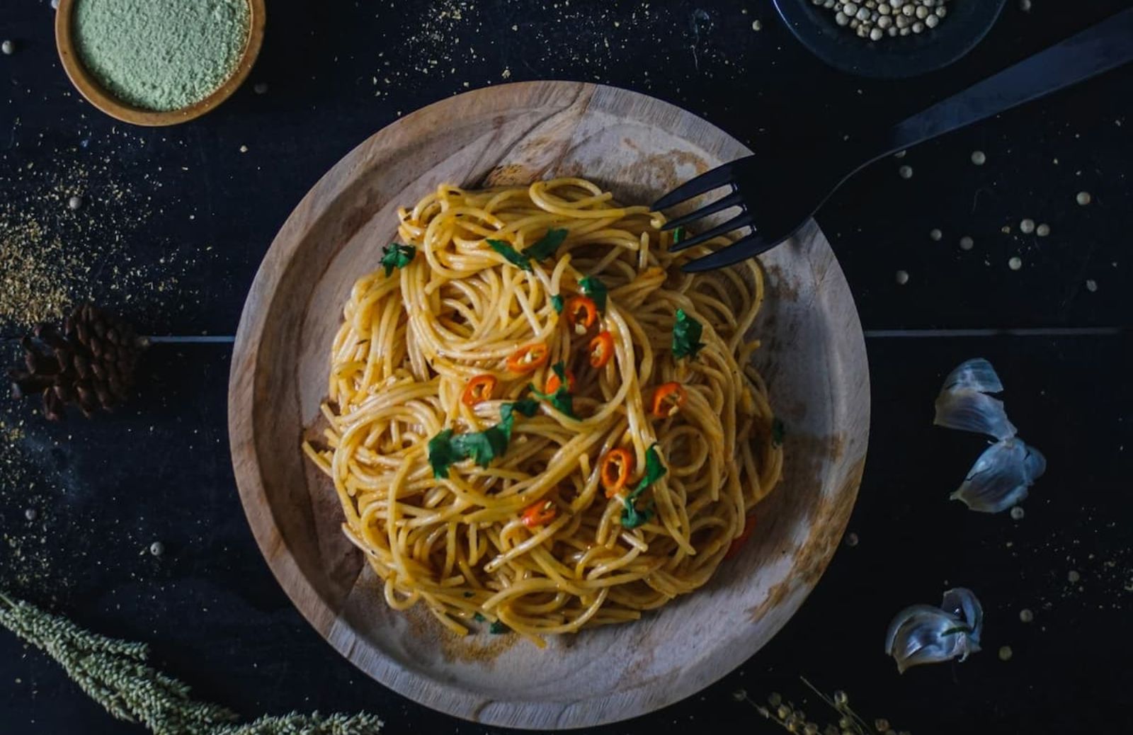 Spaghetti aglio, olio e peperoncino: una ricetta, mille varianti
