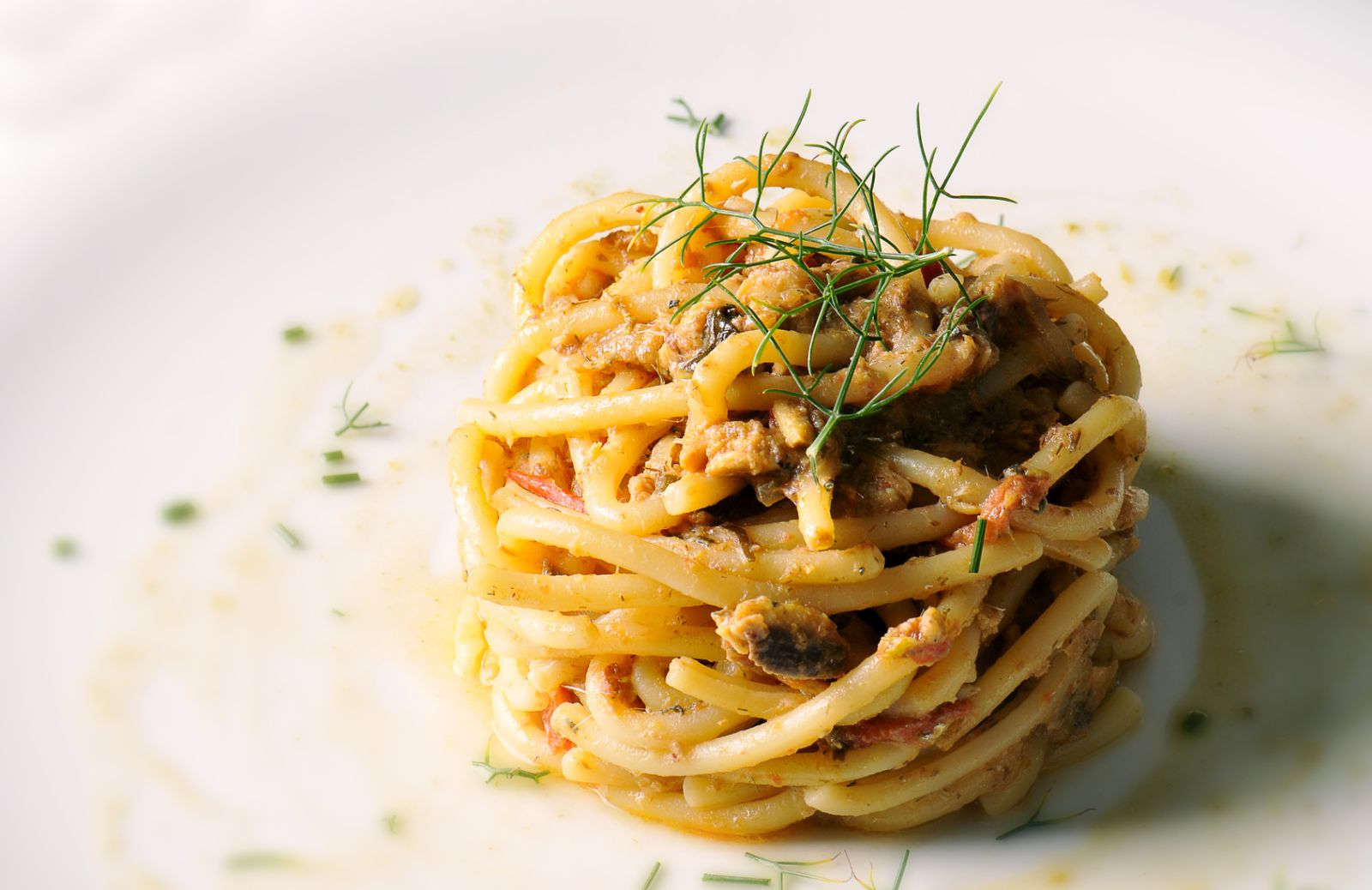 Spaghetti con baccalà, uvetta e pinoli: la ricetta step by step
