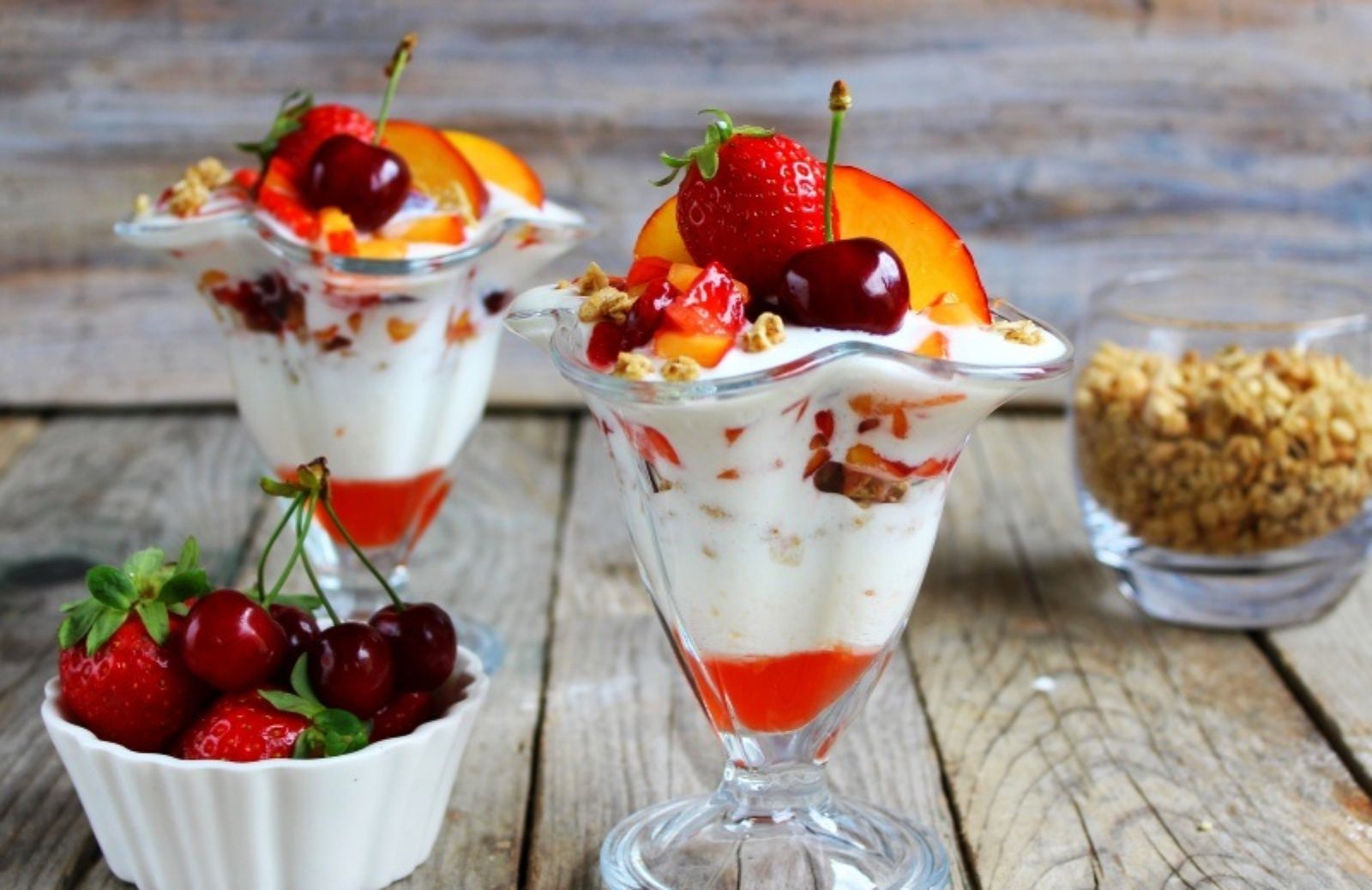 Dessert estivi: Coppe di Frutta Yogurt e Muesli