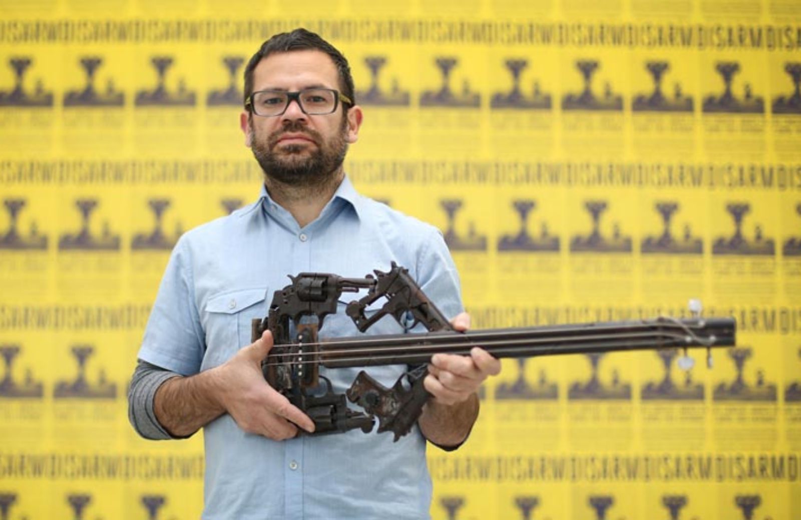 Armi che diventano sculture: il riciclo creativo diventa sociale