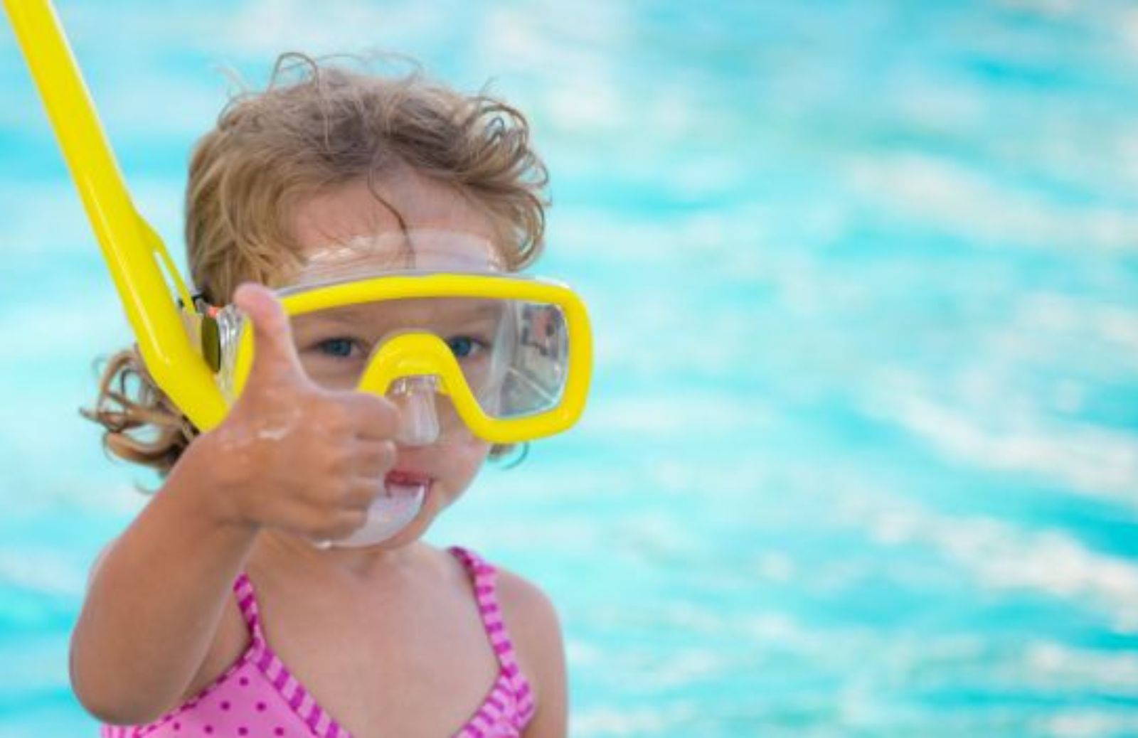 Come insegnare a nuotare ai bambini durante le vacanze