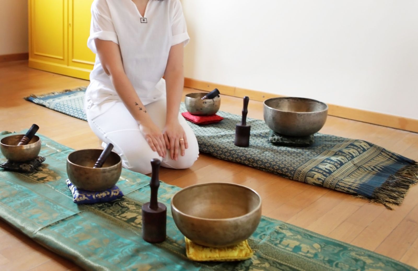 Musica & coccole: il massaggio con le campane tibetane per neo-mamme