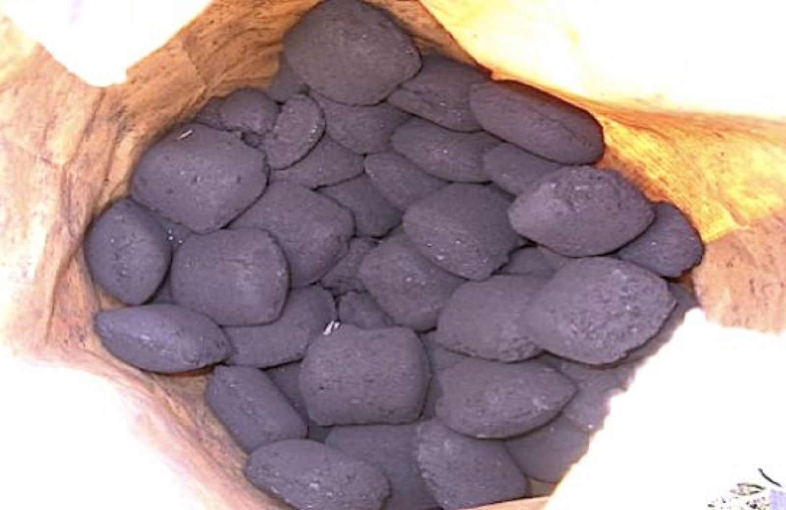 Come fare il carbone dolce per la calza della Befana