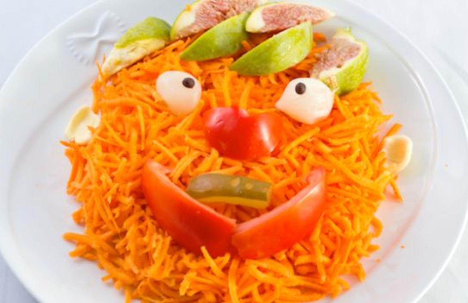 Come fare un'insalata a forma di sole con carote e fichi