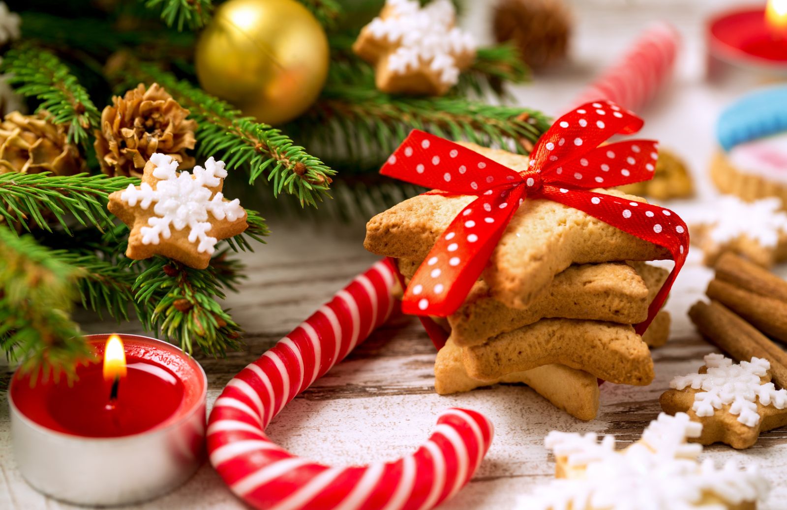 Come preparare i biscotti a forma di stella da appendere all'albero di Natale