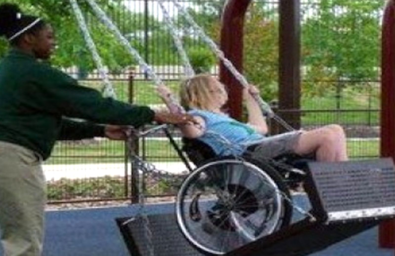 In arrivo le altalene per bambini con disabilità
