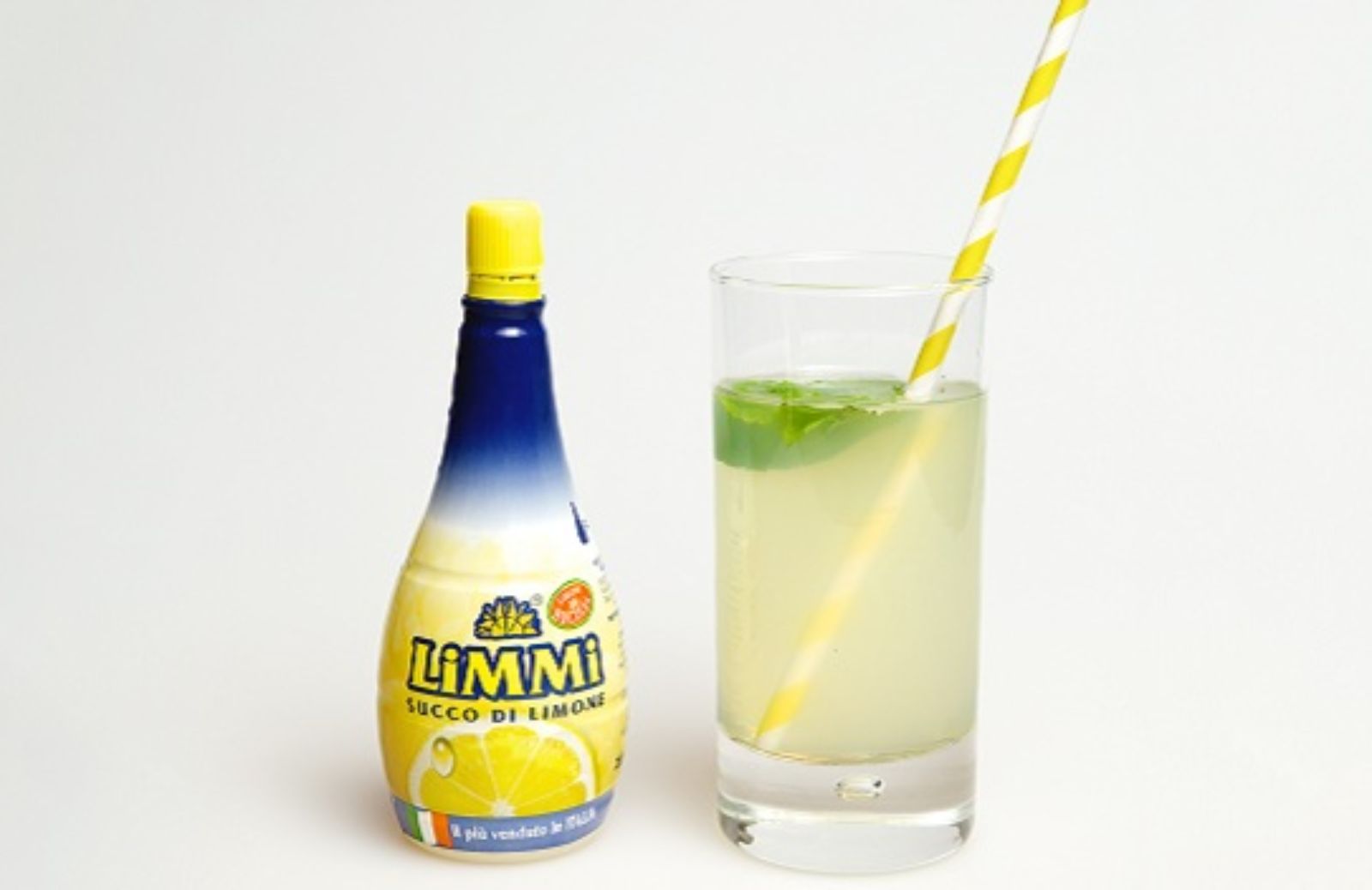 Bevande con il succo di limone: limonata della nonna con menta 