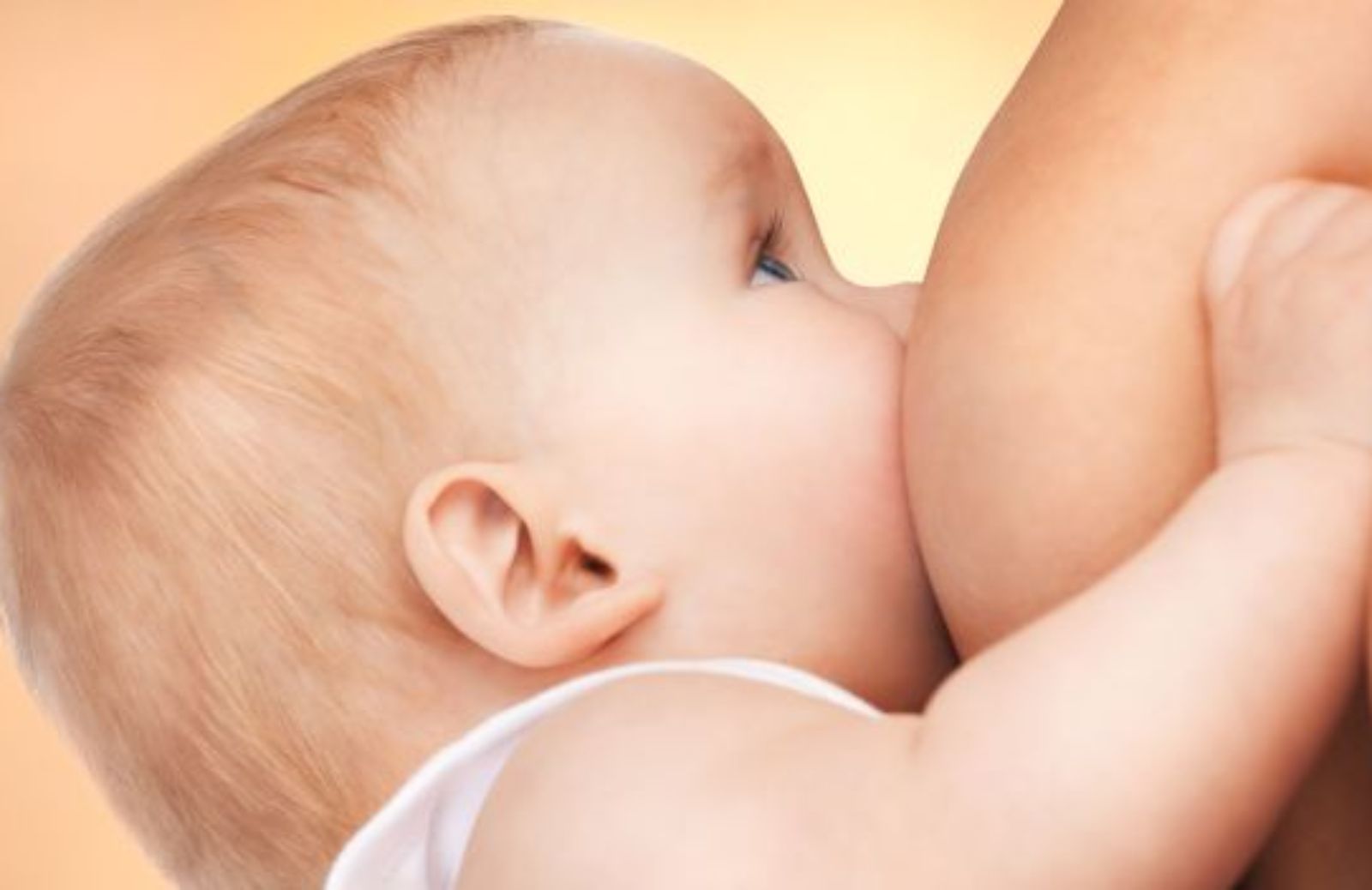 Come allattare al seno: i benefici per mamma e bambino