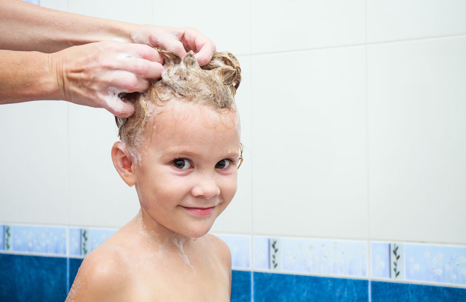 Come prendersi cura dei capelli dei bambini: i prodotti più adatti