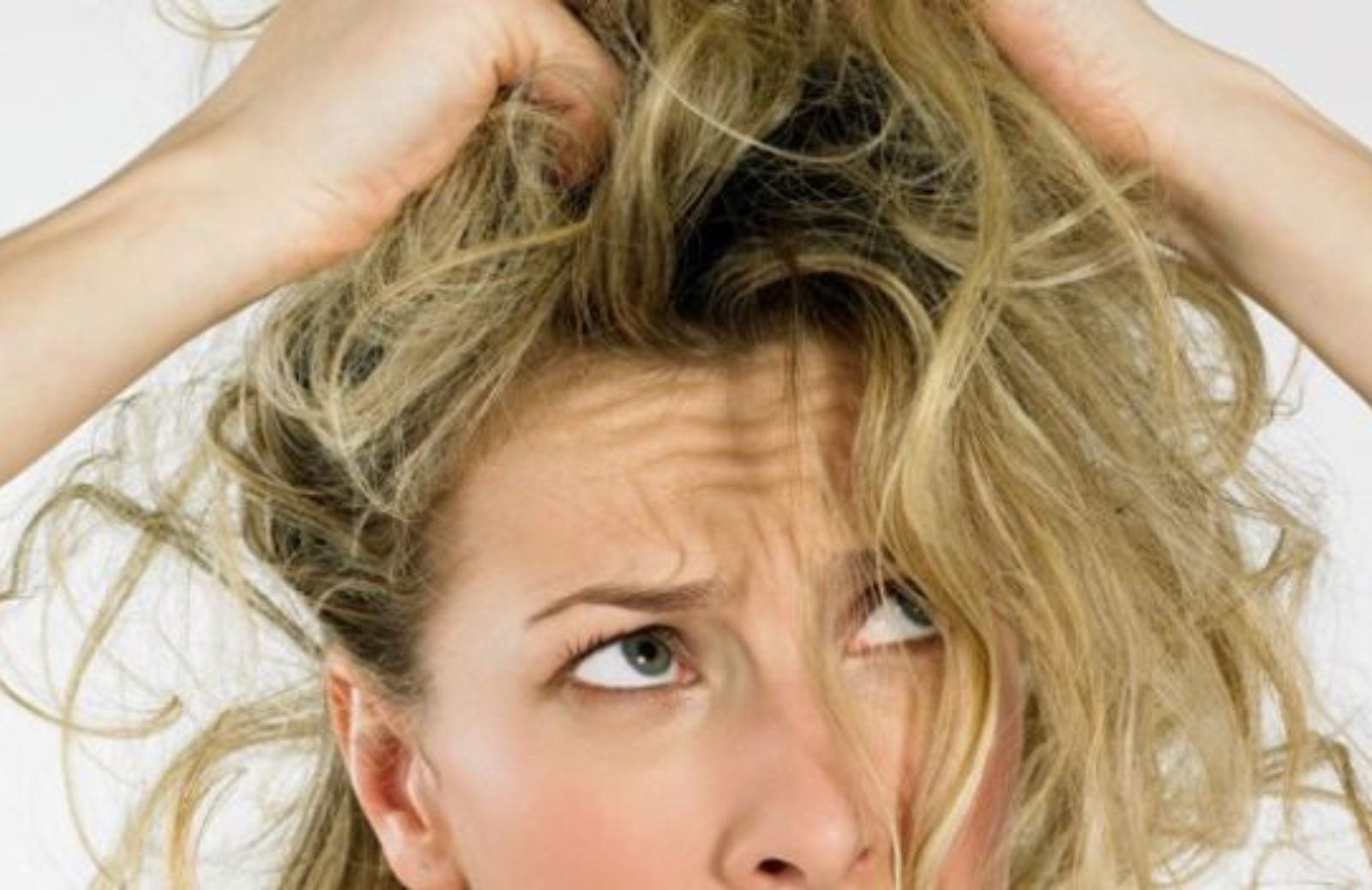 Come fare se cadono i capelli: le cause