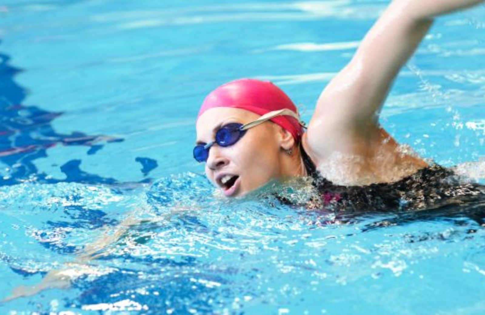 Come iniziare l'allenamento per il nuoto: esercizi con gli elastici
