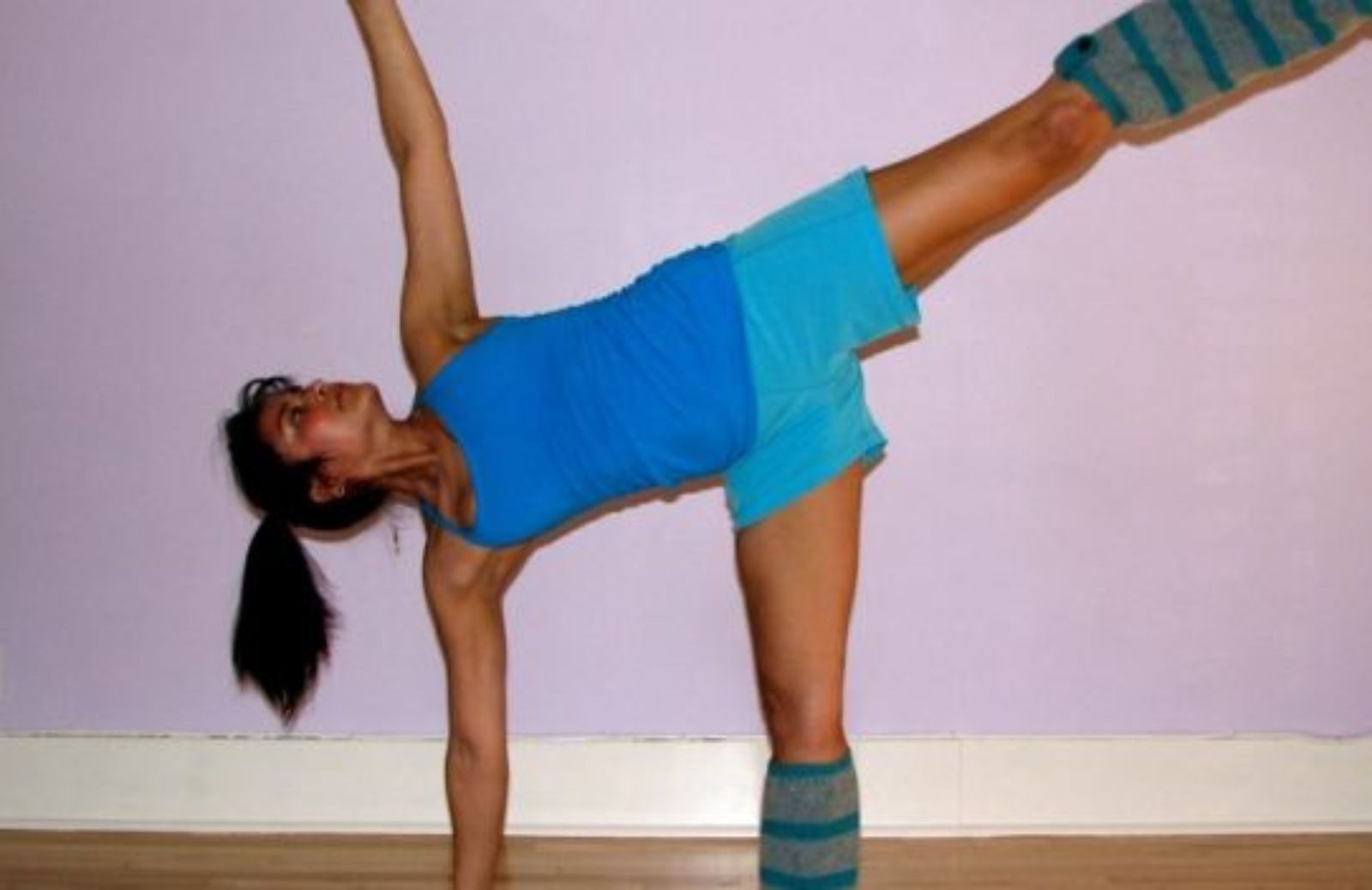 Come imparare a fare yoga: asana in piedi. Ardha Chandrasana
