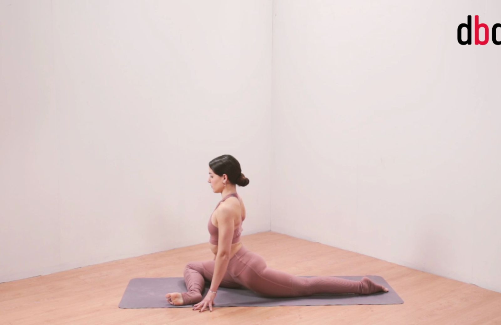 Posizioni yoga con Martina Sergi: eka pada rajakapotasana