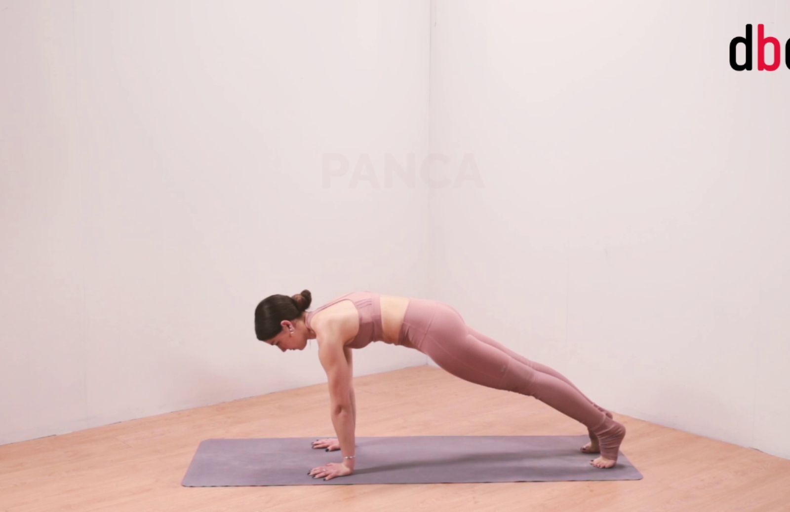 Posizioni yoga con Martina Sergi: posizione della panca
