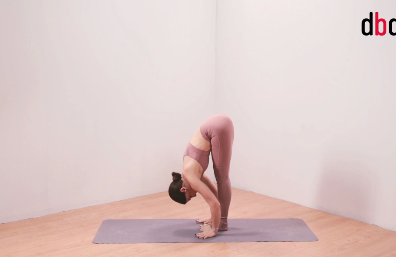 Posizioni yoga con Martina Sergi: uttanasana