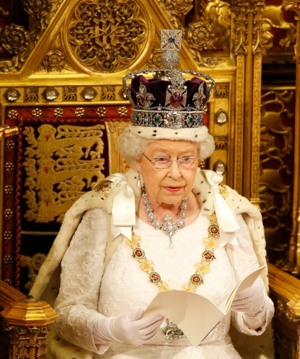 <p>God Save the Queen, recita dal 1952 l’inno del Regno Unito. E c’è da dire che, in effetti, il Signore pare aver accolto le “suppliche” dei sudditi, vista la longevità di <strong>Elisabetta II</strong>, 96 anni di età <strong>di cui ben 70 trascorsi sul trono</strong>. Regina del Regno Unito di Gran Bretagna e Irlanda del Nord e degli altri reami del Commonwealth, Elisabetta II, ma anche del merchandising. Ecco<strong> i dieci gadget più curiosi</strong> creati in suo onore.</p>
