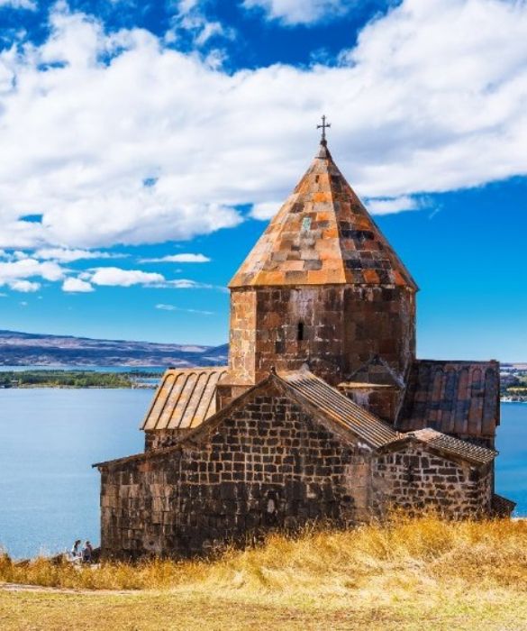 <p>L'Armenia è una delle culle più importanti del cristianesimo. È la terra in cui la tradizione biblica colloca il Giardino dell’Eden, la terra da cui nelle giornate limpide si può perfino “sperare” di scorgere sul monte Ararat la sagoma dell’Arca di Noè. L’Armenia è punteggiata da numerosi antichi monasteri, affacciati su laghi e su impervie montagne. Da scoprire.</p>
<p> </p>
