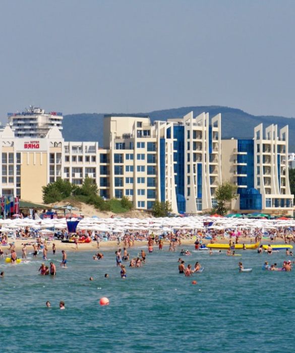 <p>Con più di 800 hotel, Sunny Beach, affacciata sul Mar Nero, è la più importante località balneare della Bulgaria. Conosciuta come la “Ibiza dell’Est”, ha tra l’altro prezzi notevolmente inferiori alla “regina” della vita notturna delle Baleari. Il che male non fa.</p>
