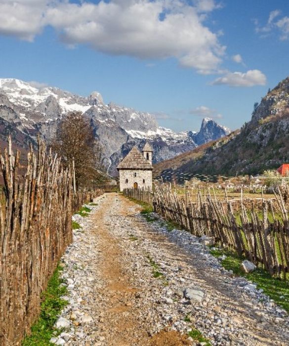 <p>Theth è un piccolo villaggio, situato nelle impervie montagne albanesi. E già questo basterebbe. Ma è anche una tappa del percorso di trekking transfrontaliero Peaks of the Balkans, che in meno di 200 km permette di scoprire le remote bellezze di Albania, Montenegro e Kosovo.</p>
