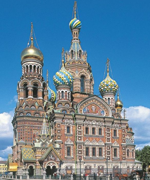 Non fatevi spaventare dal clima apparentemente freddo di San Pietroburgo, infatti questa è la stagione ideale per visitare in coppia la splendida città russa, che con le sue cupole colorate vi stregherà completamente.