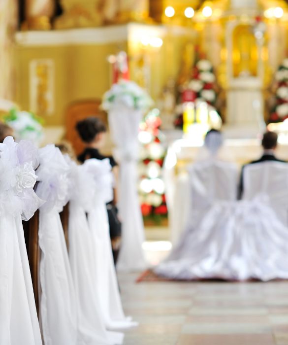 Durante la celebrazione del matrimonio la sposa siede alla sinistra dell'altare e lo sposo a destra. I parenti e testimoni della sposa dovranno sedere nella fila dietro di lei e nell'altra i parenti e testimoni dello sposo.