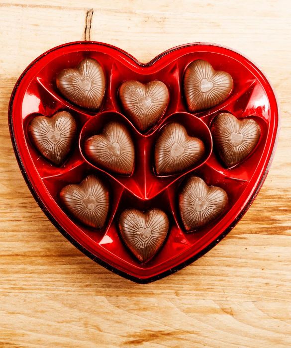 <p>La dolcezza deve essere anche del palato! Un'idea che non passa mai di moda è quella di regalare del buon cioccolato, rigorosamente a forma di cuore!</p>
