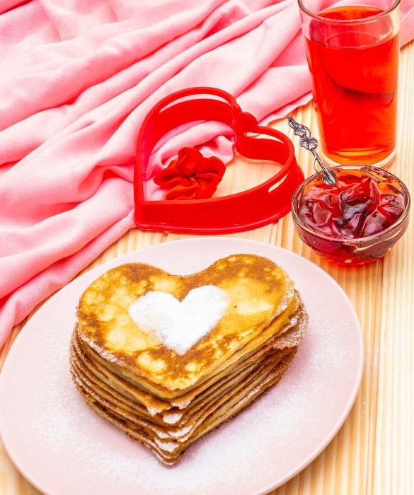 <p>Per cominciare col piede giusto la giornata di San Valentino i pancakes a forma di cuore sono perfetti! Da accompagnare con sciroppo di fragole... rigorosamente rosso!</p>

