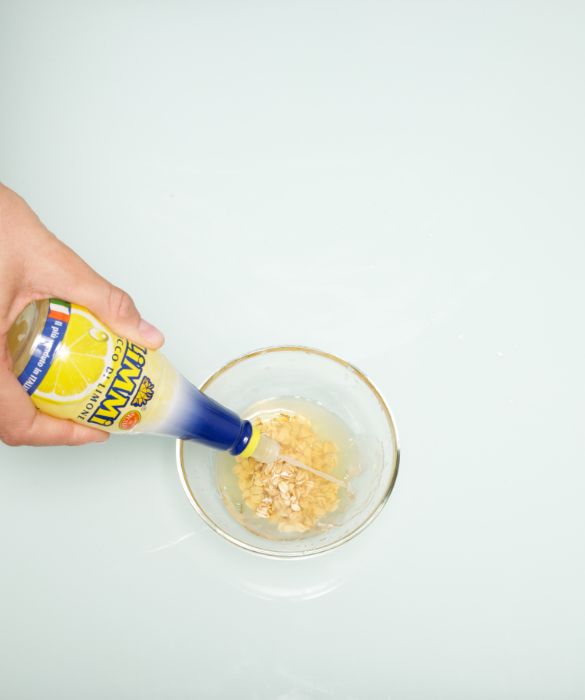 Aggiungiamo il succo di limone, fondamentale per dare al nostro scrub un effetto purificante ed astringente.