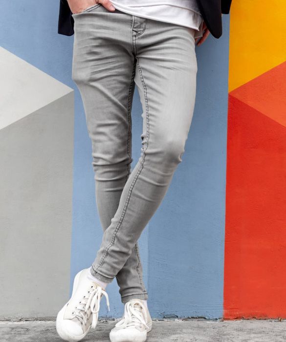 <p>Il jeans è rigorosamente a sigaretta, aderente sulla gamba e possibilmente corto. Attenzione attenzione: qualcuno potrebbe osare anche il famoso risvoltino.</p>
