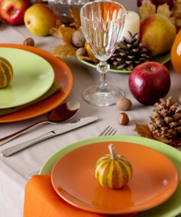 Ad Halloween in tavola non può mancare il colore arancione abbinato a delle piccole zucche poste al centro del piatto. Non è di certo una decorazione spaventosa, ma può rendere partecipe alla festa anche coloro che sono restii alle tradizioni anglosassoni.
