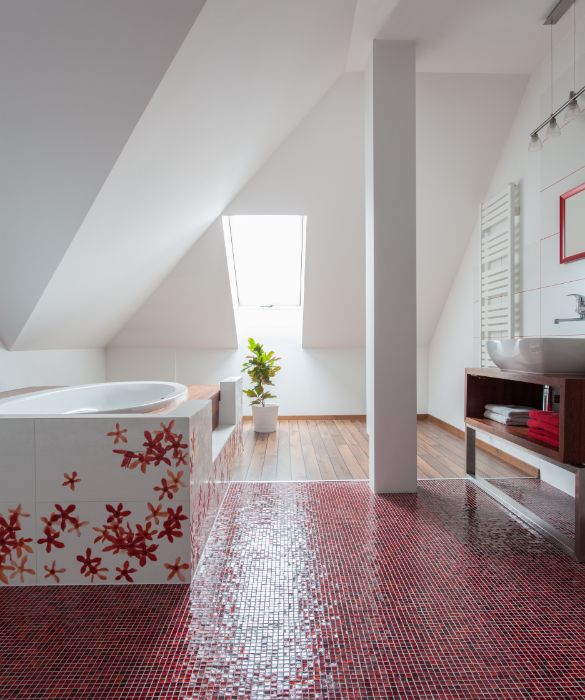 Il pavimento del bagno è di solito rivestito di piastrelle in tinta con quelle sulle pareti. Si può optare, però, anche per un più caldo e accogliente parquet, da sistemare, magari, solo in un angolo della stanza, quello dove ci si può rilassare dopo un bagno caldo.