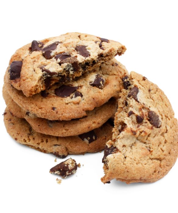 I chocolate cookies sono i tipici biscotti americani che si mangiano a colazione imbevuti nel latte. La loro caratteristica è una consistenza friabile al tatto, ma morbida in bocca. Perfetti da regalare perchè si conservano per alcuni giorni e piacciono a tutti!