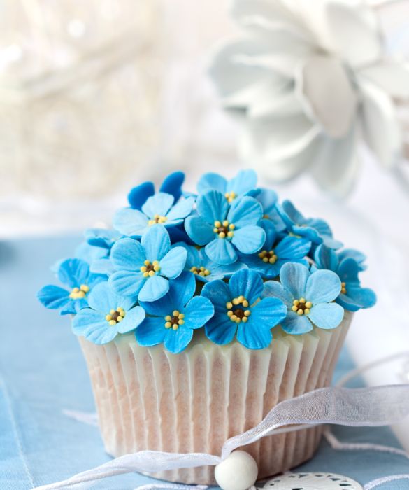 I cupcakes a tema sono i più divertenti. Decorandoli con fiorellini di zucchero colorati, saranno perfetti a tavola come segnaposto magari durante una cena dedicata alla primavera.