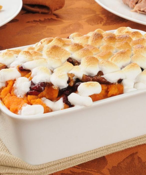 Una copertura di marshmallow leggermente abbrustoliti è il modo migliore per completare uno dei piatti più classici del giorno del Ringraziamento: la casseruola di patate dolci al forno. Contorno o dolce? Difficile da dire. Senza dubbio vale la pena assaggiarla!