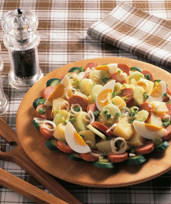 L'insalata di patate con cetrioli e wurstel può essere la scelta per un secondo piatto completo e sfizioso