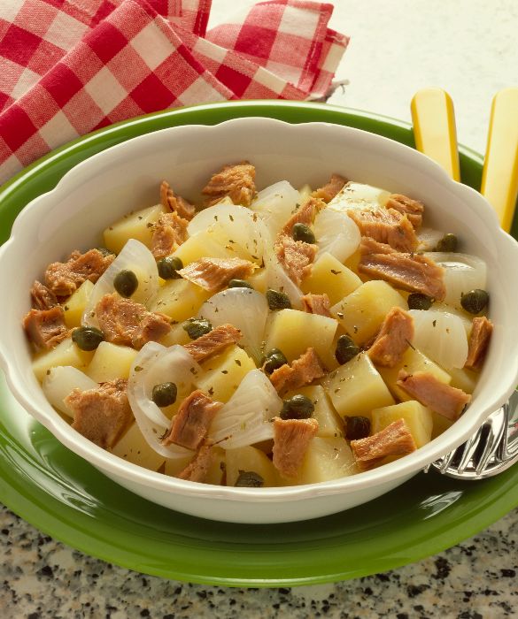 Un piatto di patate e cipolle in insalata