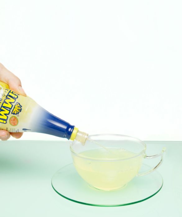 Nella tazza puoi versare ora il succo di limone: a piacimento per dare profumo alla tua bevanda dolce.