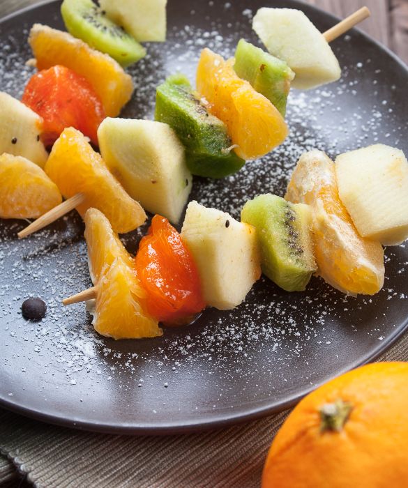 Gli spiedini di frutta sono un finepasto perfetto soprattutto in estate e una merenda divertente, sana e colorata per i bambini.
Si possono servire a tavola infilzati nella buccia di un'anguria o di un melone.