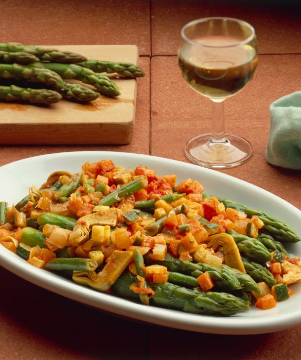 Un piatto di asparagi alle verdure, preparato con un ragù di ortaggi